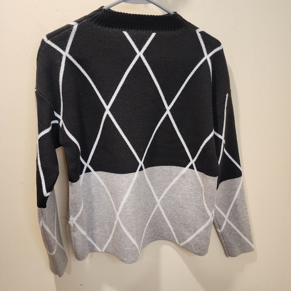 B by belldini Black and Gray Geometric Sweater size M - Picture 5 of 8